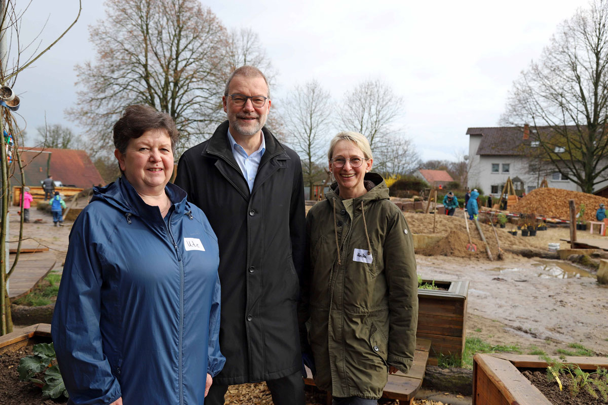 Ute Röhling, Geschäftsführerin der Eltern-Selbsthilfe-Gruppe (ESG) Bad Oeynhausen, und Erzieherin Heike Frankfurt (rechts) sowie Klaus Schäfer von der Sparkasse Bad Oeynhausen-Porta Westfalica Foto: Ann-Christin Lüke
